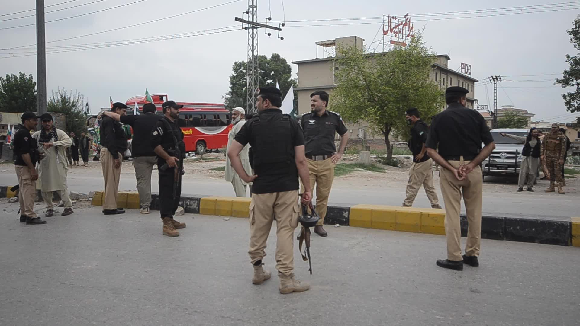 Bombing targeting police vehicle on roadside in Peshawar 