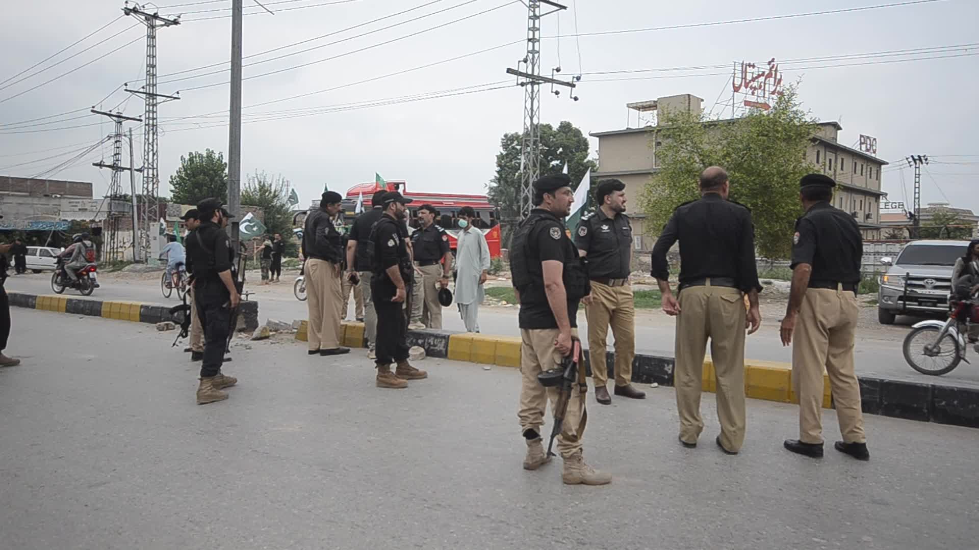 Bombing targeting police vehicle on roadside in Peshawar 