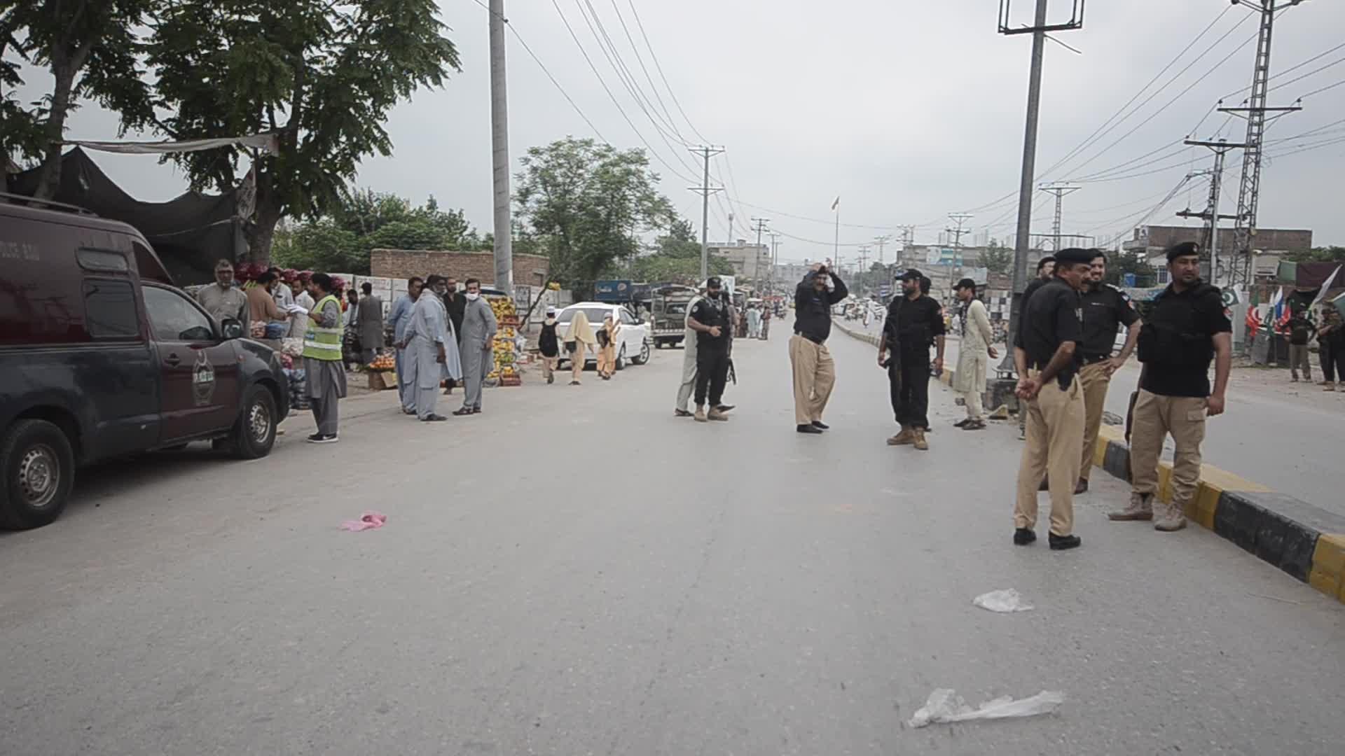 Bombing targeting police vehicle on roadside in Peshawar 