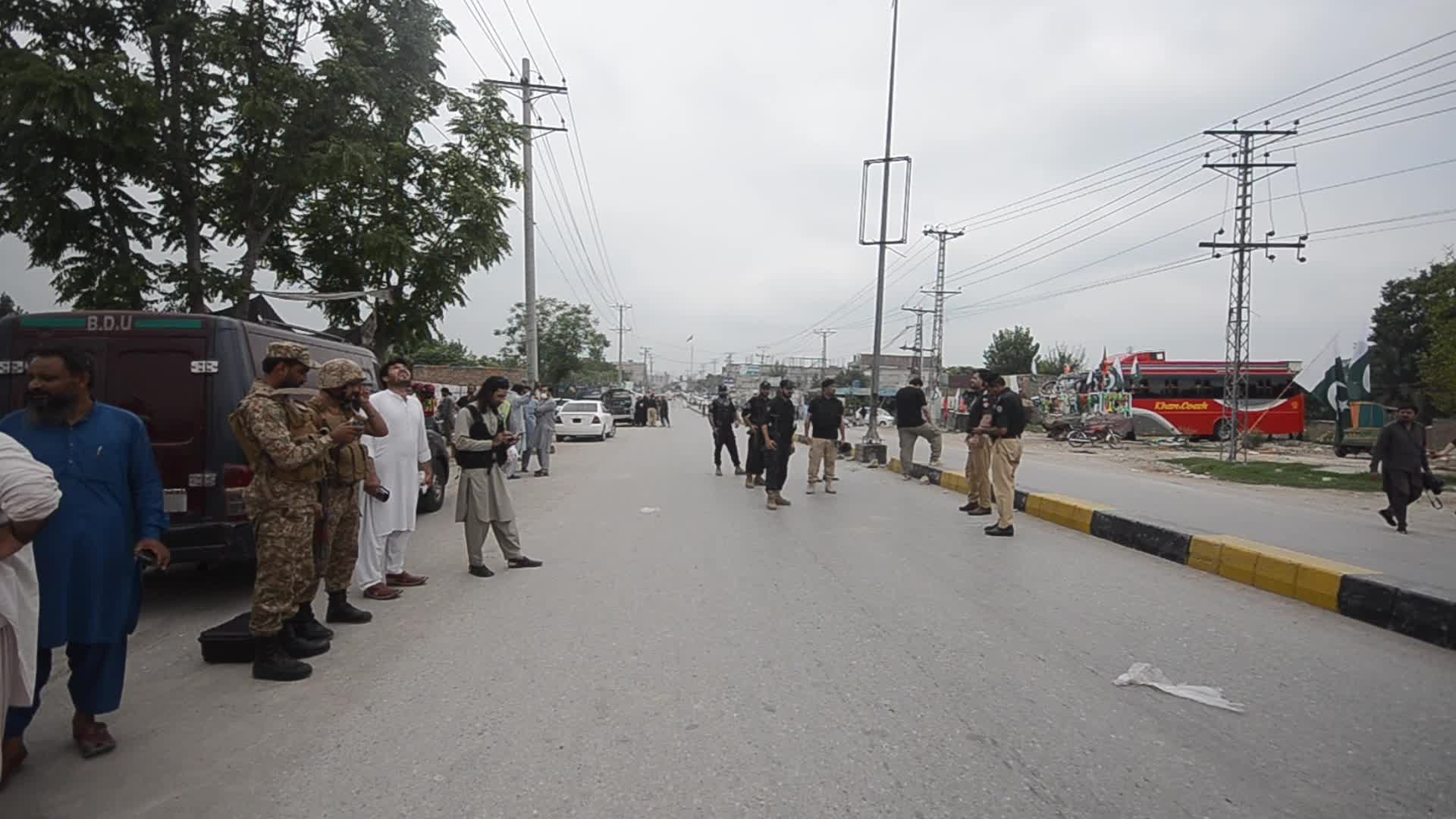 Bombing targeting police vehicle on roadside in Peshawar 