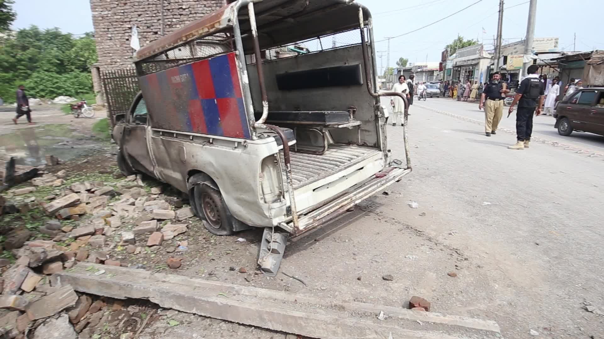 Bombing targeting police vehicle on roadside in Peshawar 