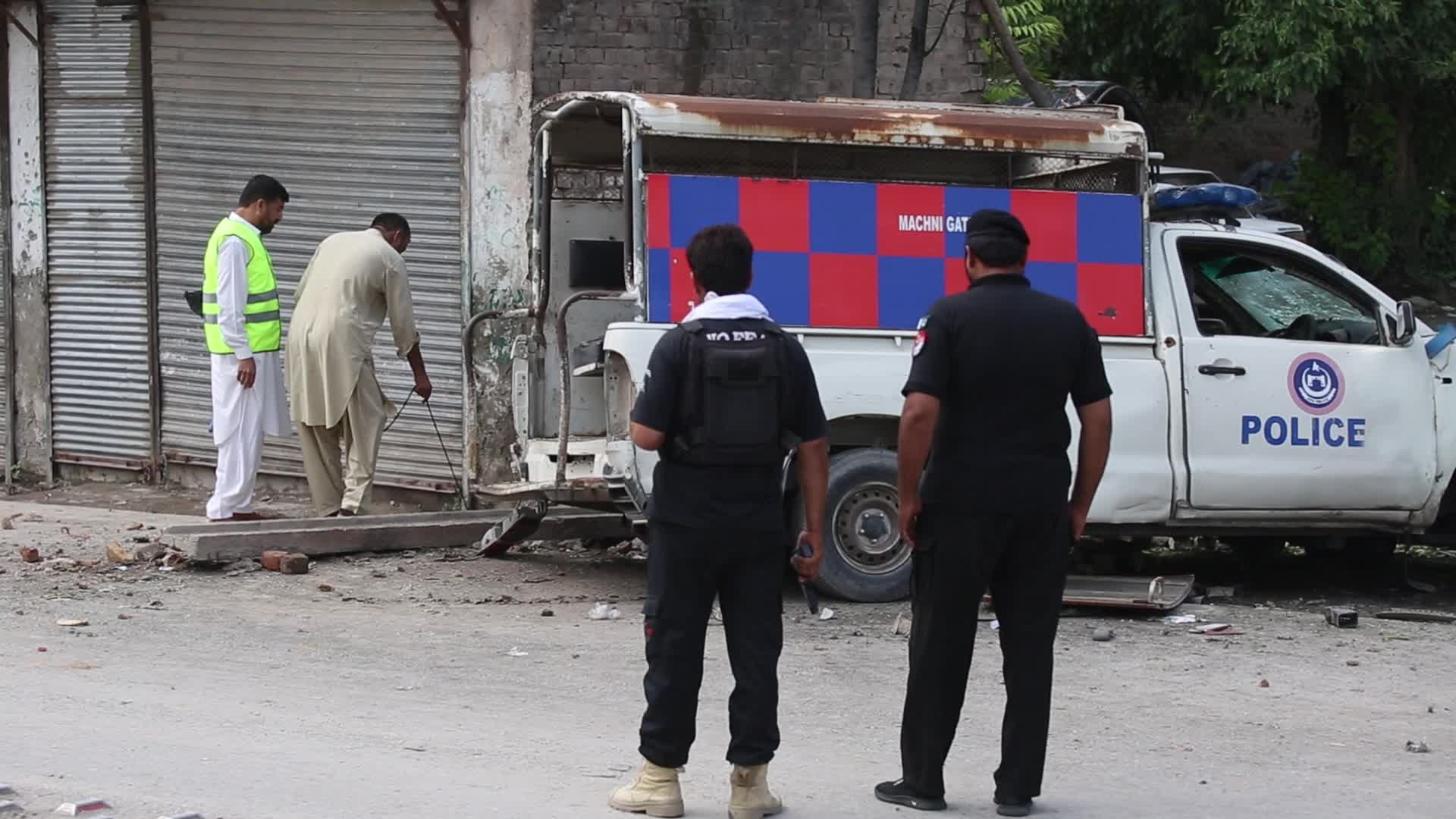 Bombing targeting police vehicle on roadside in Peshawar 
