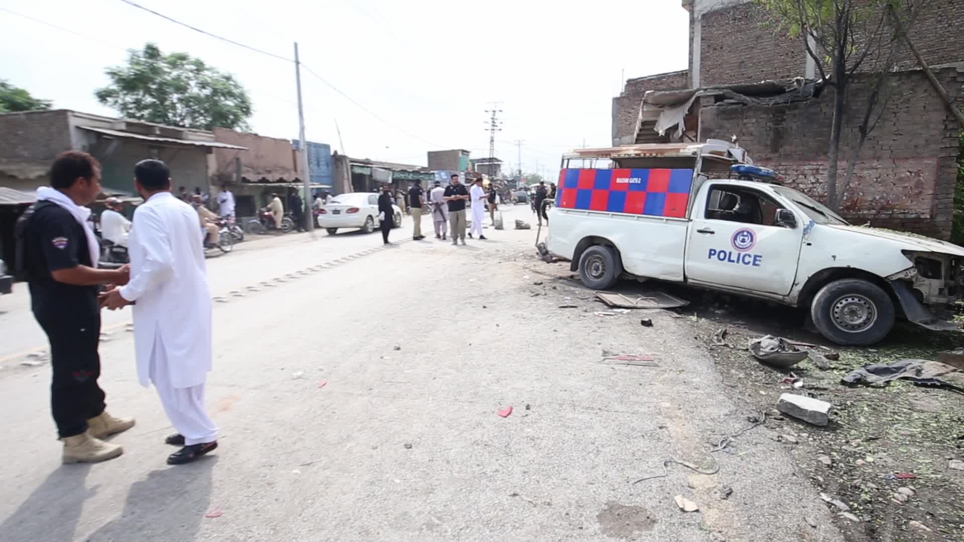 Bombing targeting police vehicle on roadside in Peshawar 