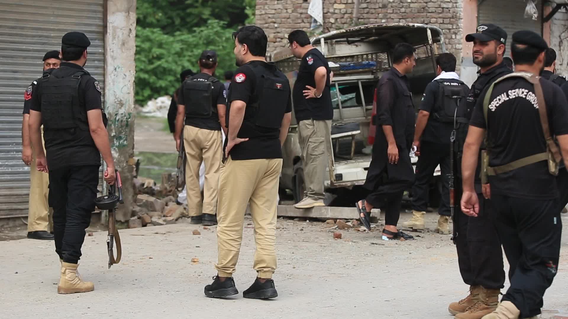 Bombing targeting police vehicle on roadside in Peshawar 
