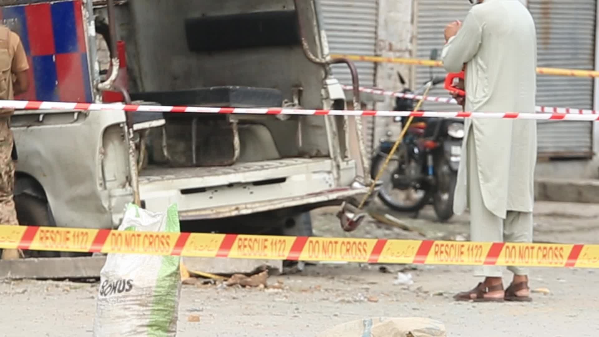 Bombing targeting police vehicle on roadside in Peshawar 