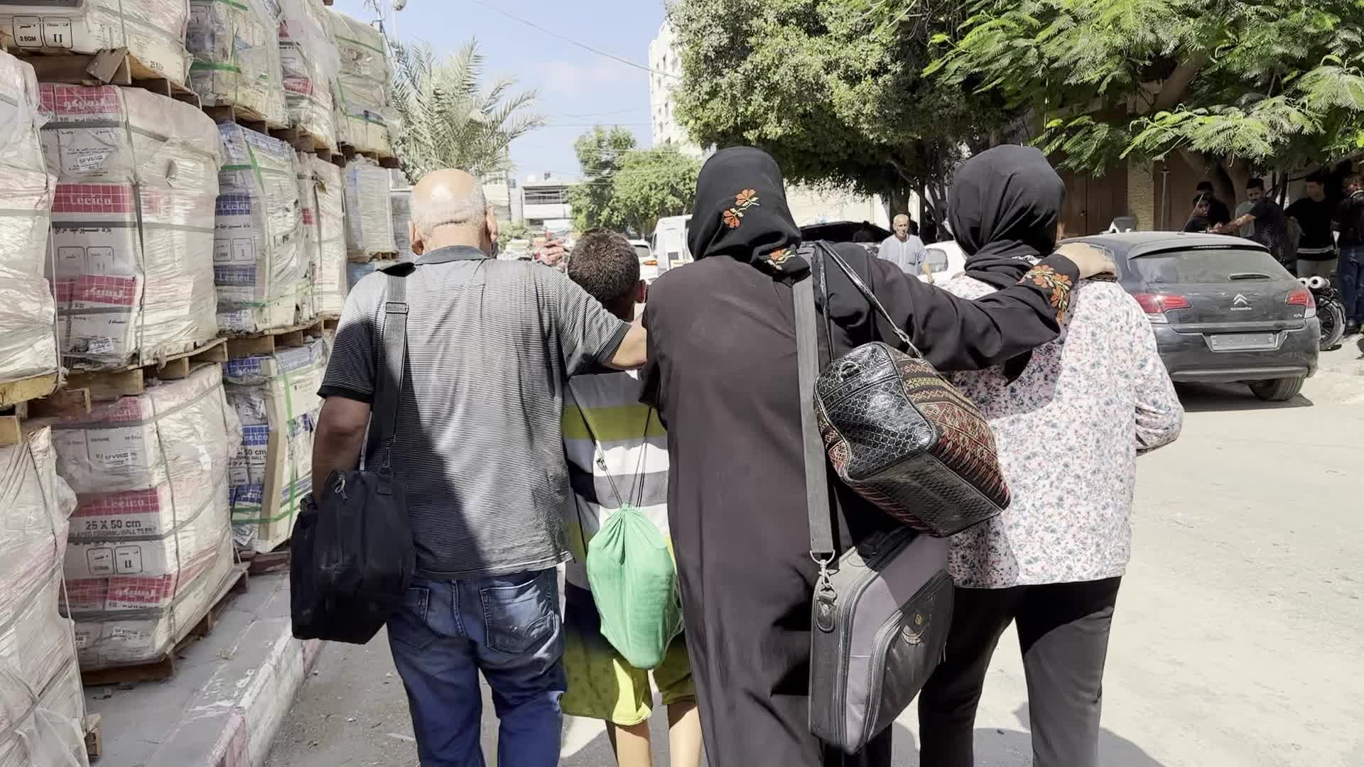 Palestinians Flee with Belongings in Deir el-Balah