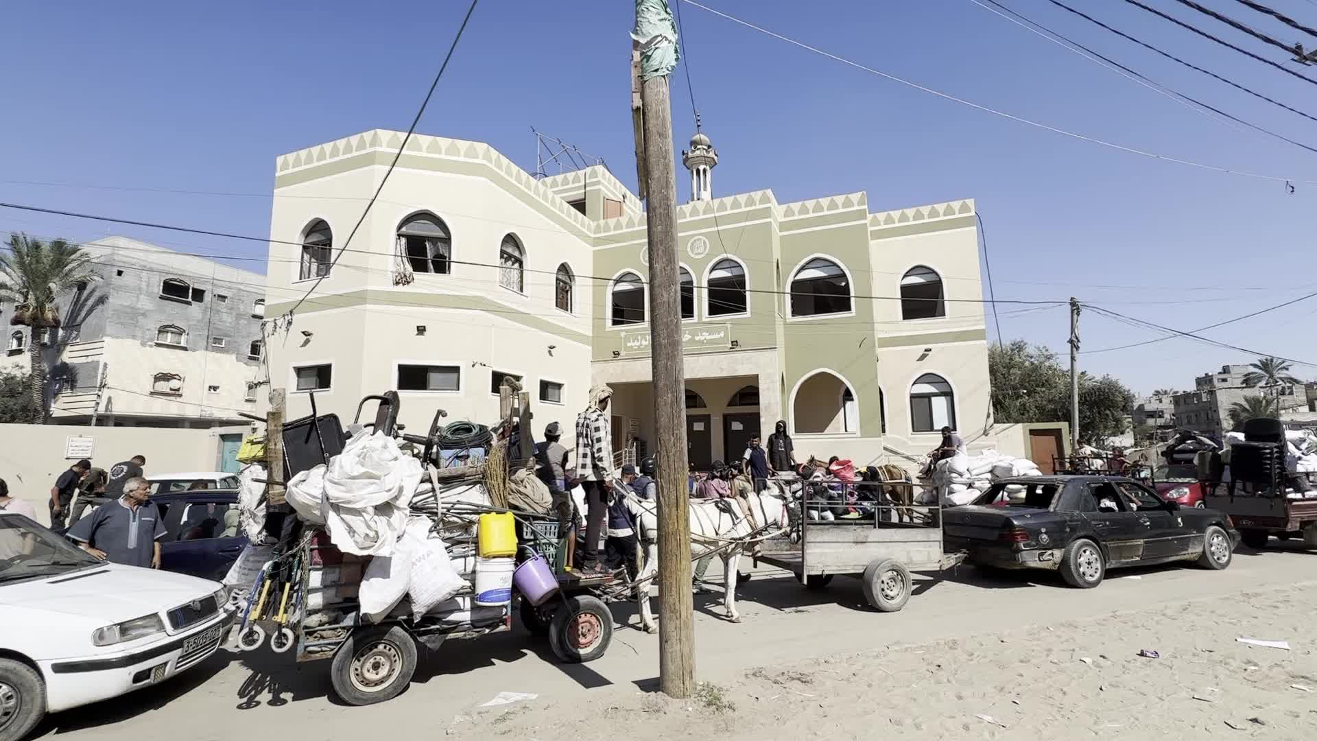 Palestinians Flee with Belongings in Deir el-Balah