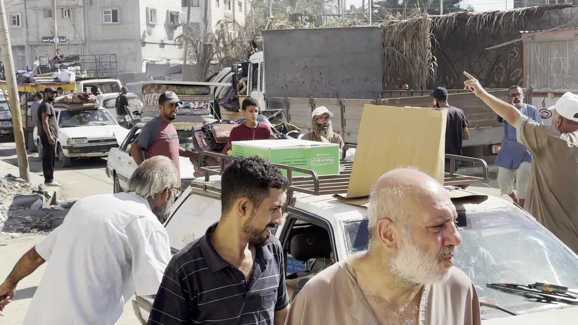 Palestinians Flee with Belongings in Deir el-Balah