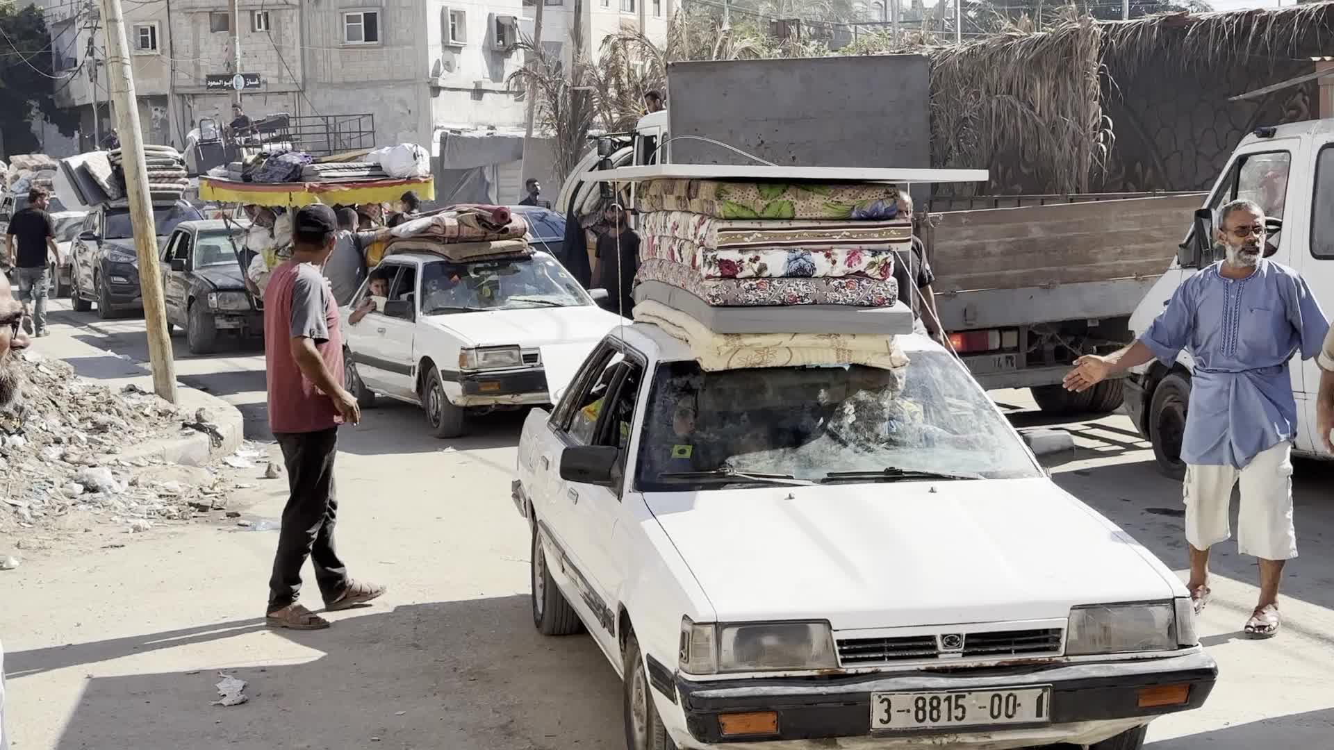Palestinians Flee with Belongings in Deir el-Balah