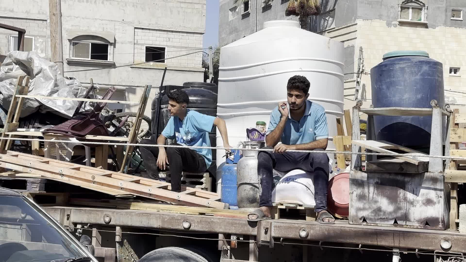 Palestinians Flee with Belongings in Deir el-Balah