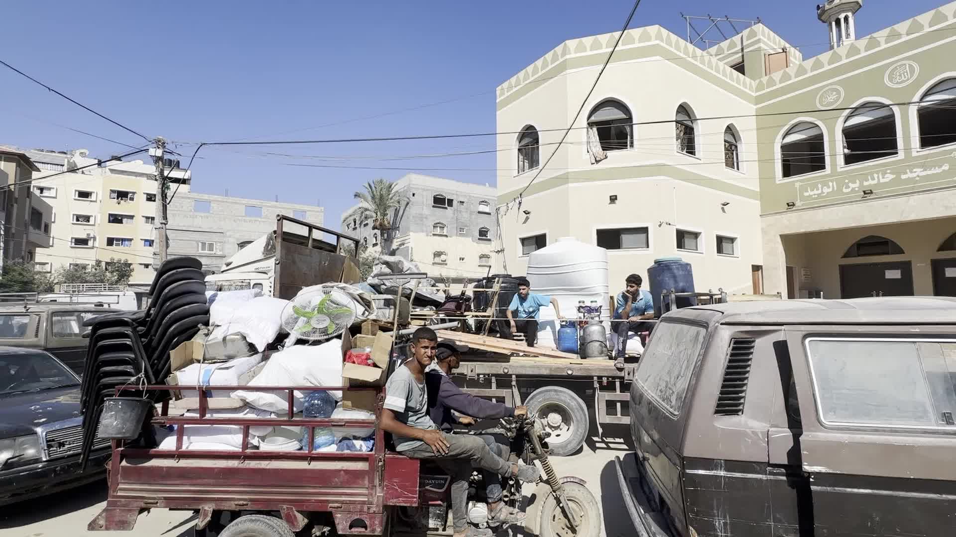 Palestinians Flee with Belongings in Deir el-Balah