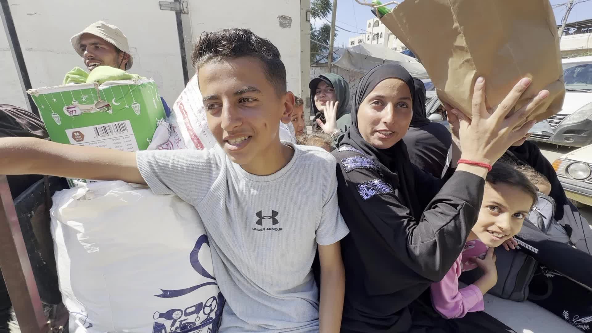 Palestinians Flee with Belongings in Deir el-Balah