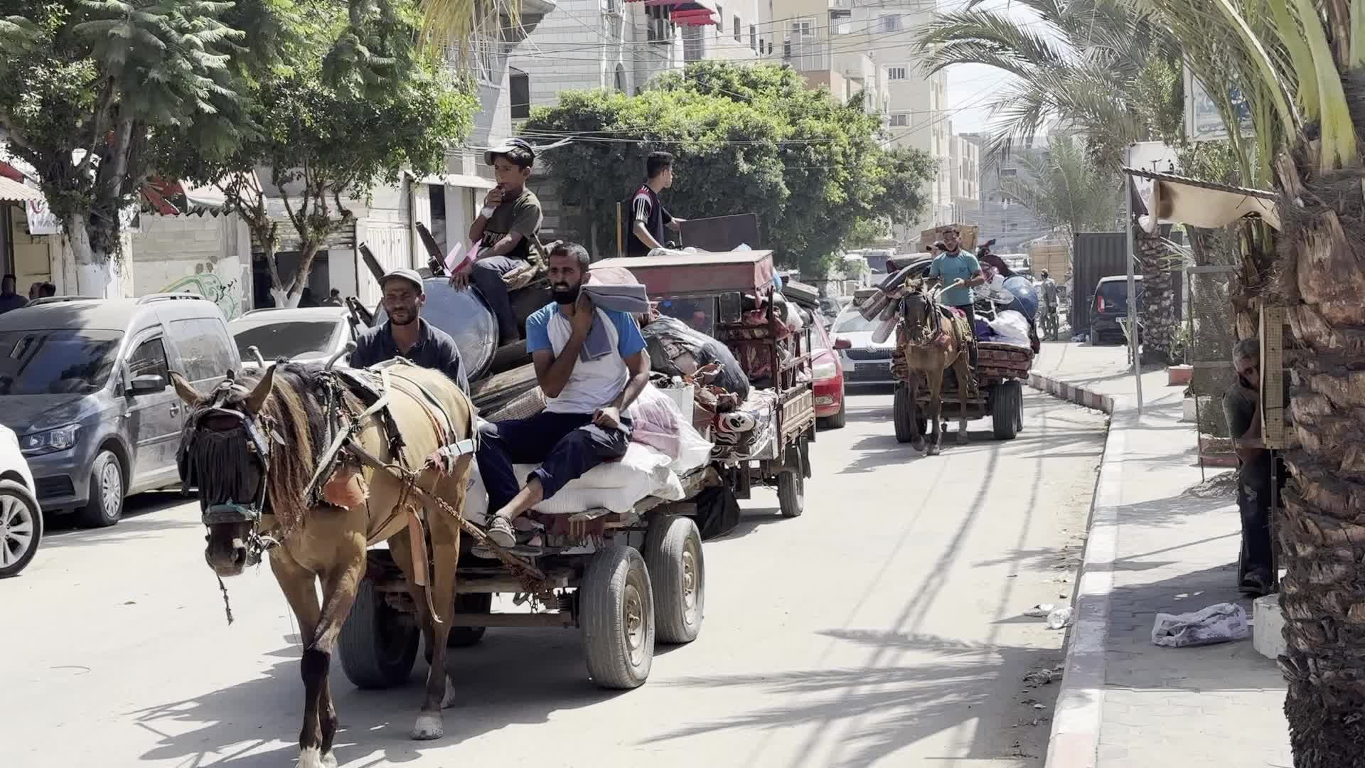 Palestinians Flee with Belongings in Deir el-Balah