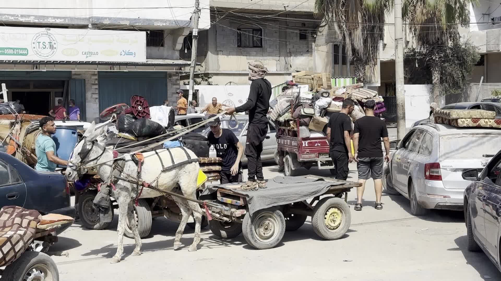 Palestinians Flee with Belongings in Deir el-Balah