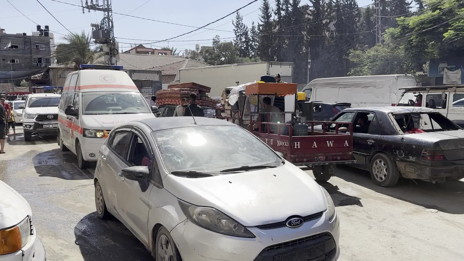 Palestinians Flee with Belongings in Deir el-Balah