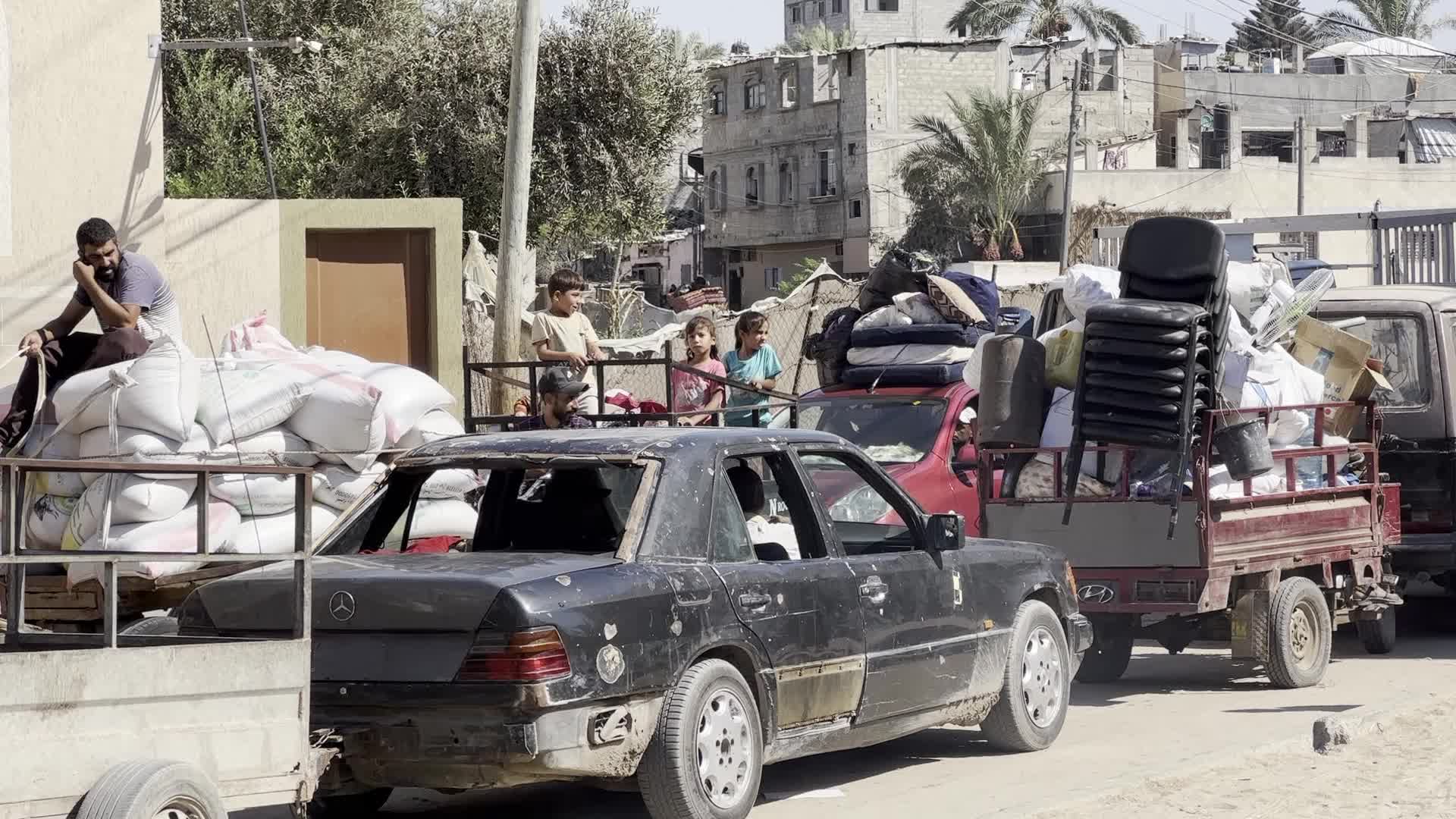 Palestinians Flee with Belongings in Deir el-Balah