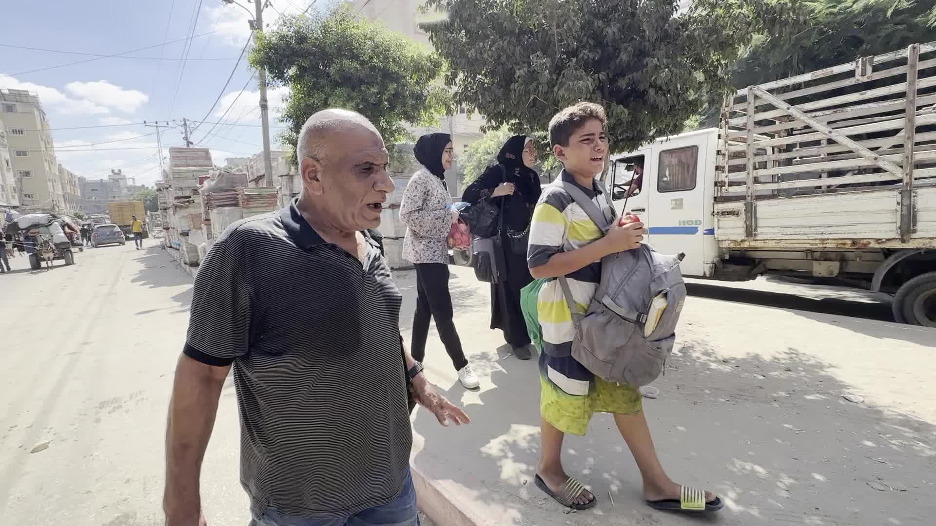 Palestinians Flee with Belongings in Deir el-Balah