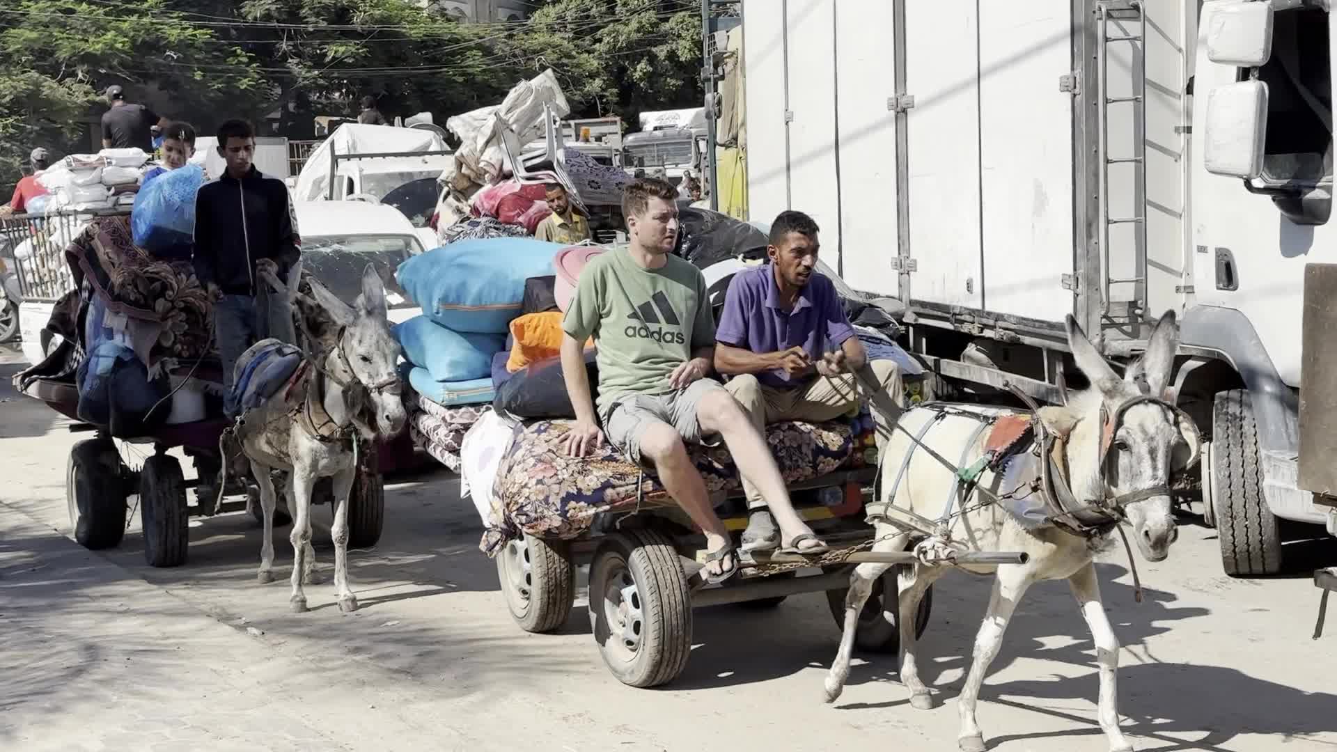 Palestinians Flee with Belongings in Deir el-Balah