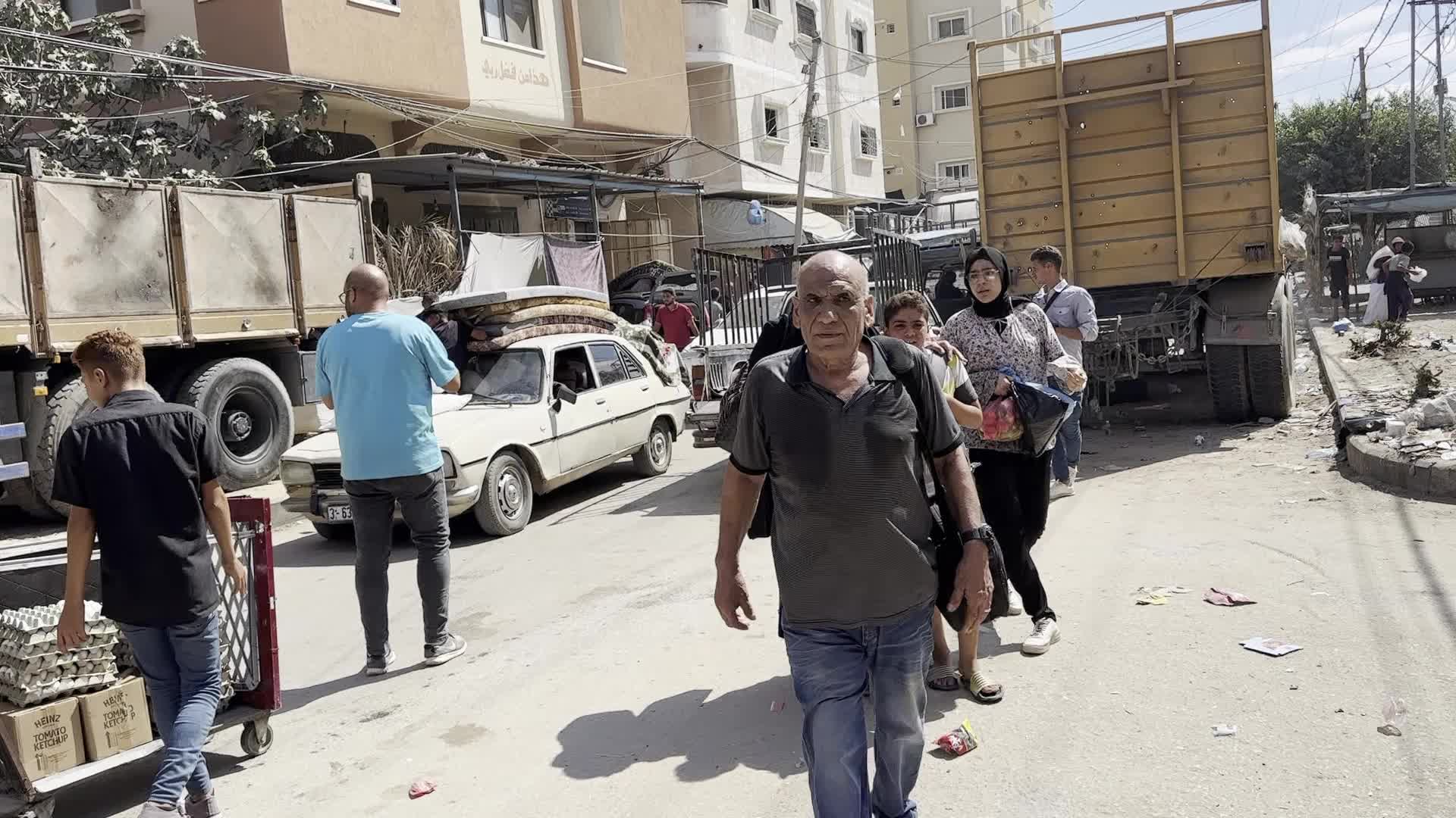 Palestinians Flee with Belongings in Deir el-Balah