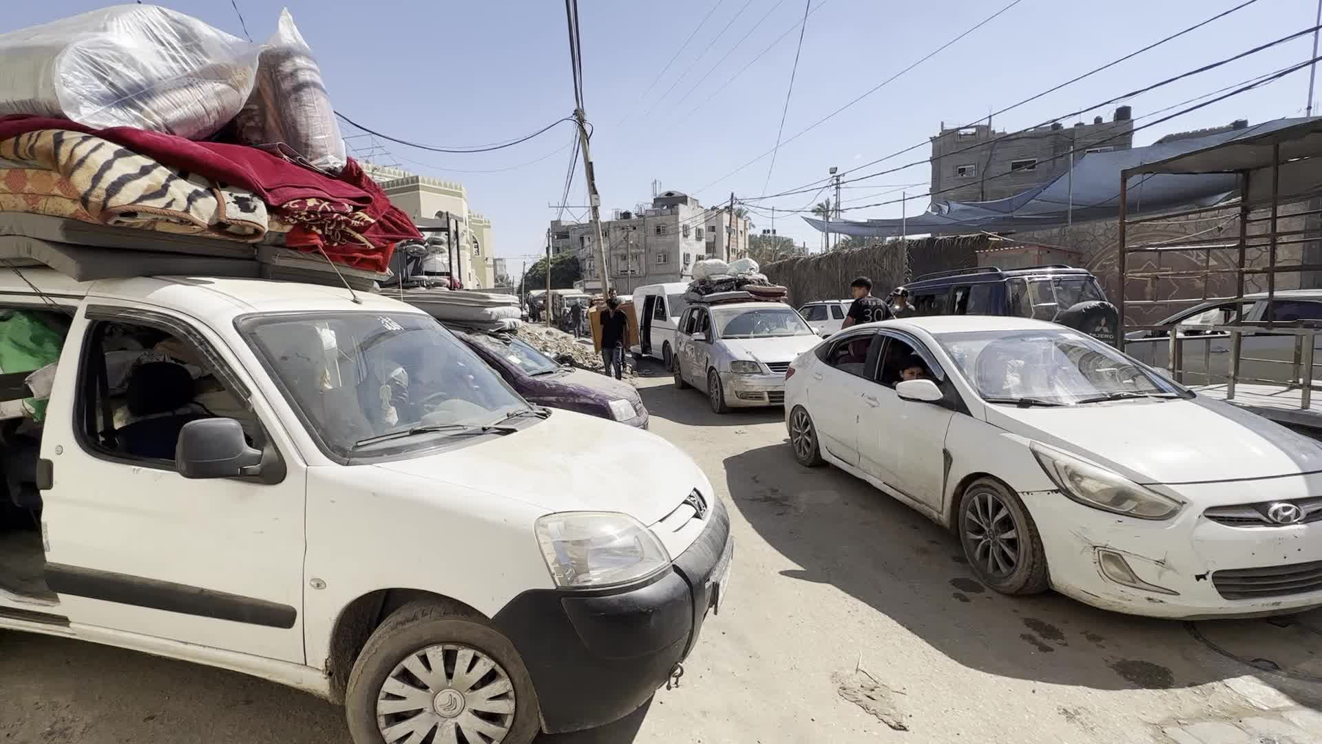 Palestinians Flee with Belongings in Deir el-Balah