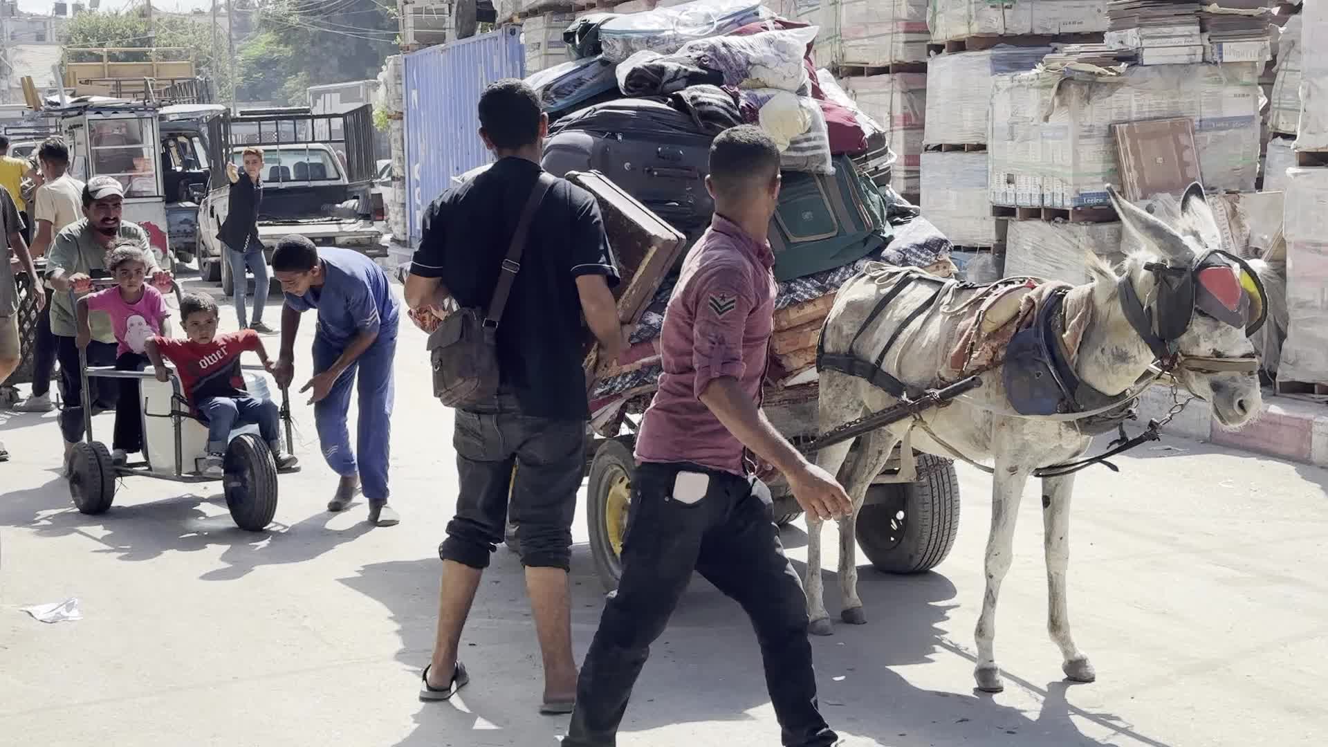Palestinians Flee with Belongings in Deir el-Balah