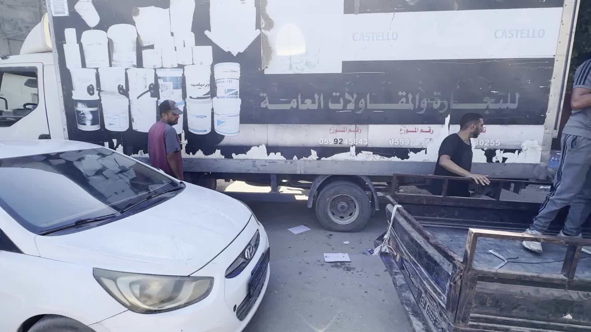 Palestinians Flee with Belongings in Deir el-Balah