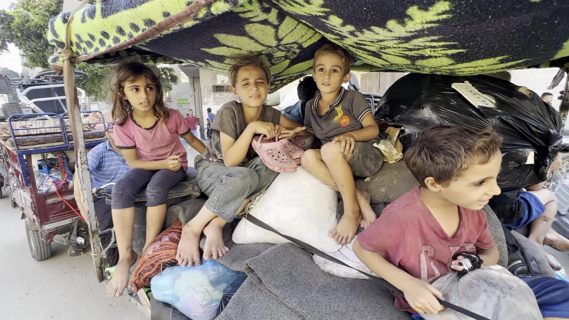 Palestinians Flee with Belongings in Deir el-Balah