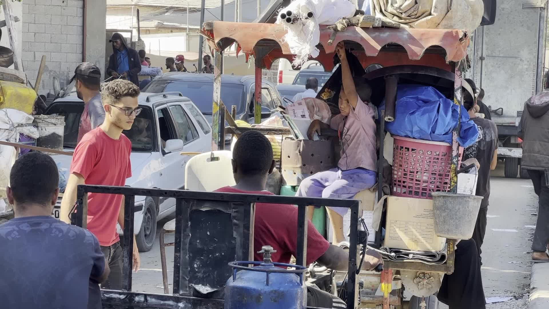 Palestinians Flee with Belongings in Deir el-Balah
