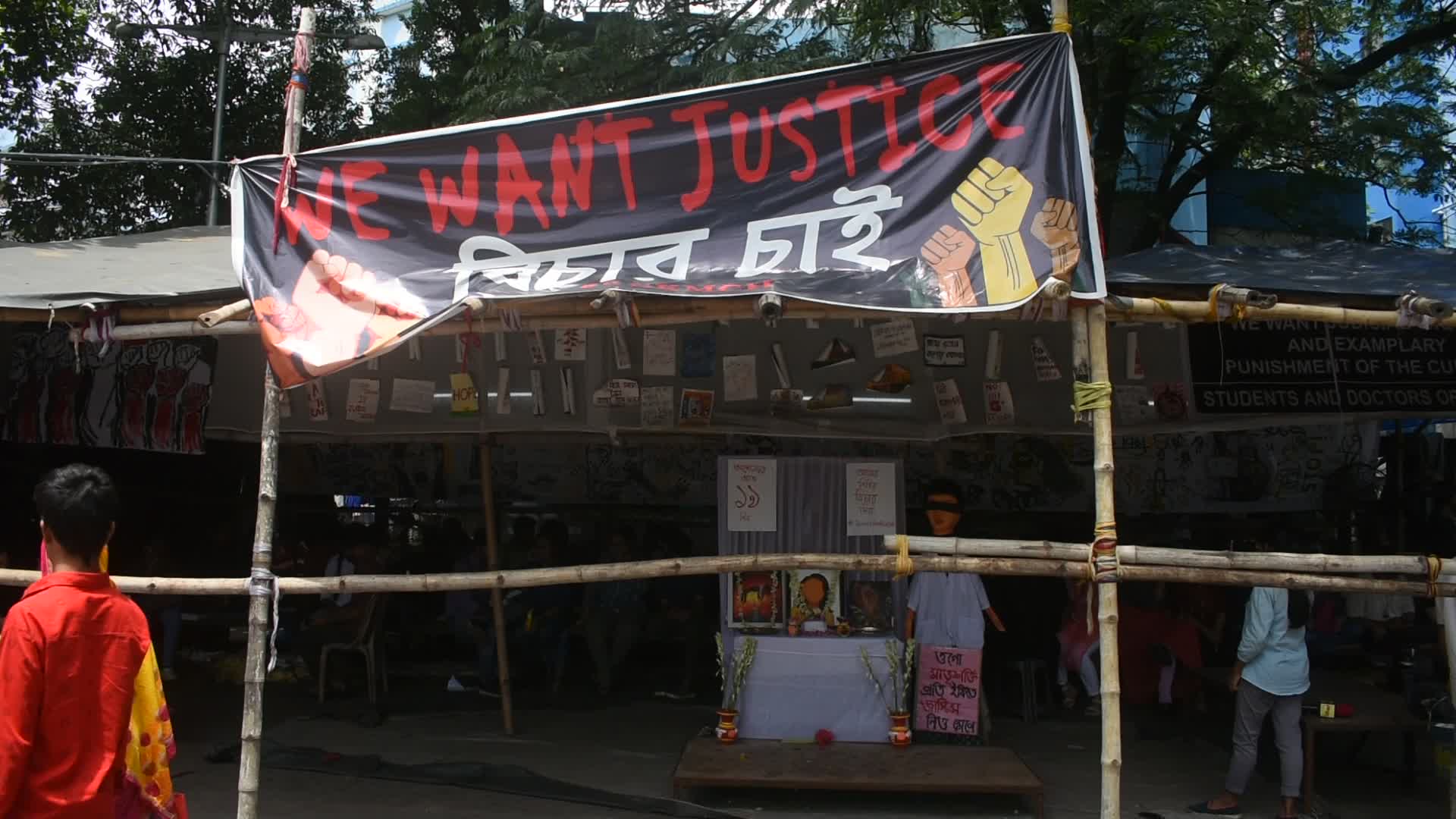 Doctors and citizens protest against rape and murders of junior doctor in Kolkata.