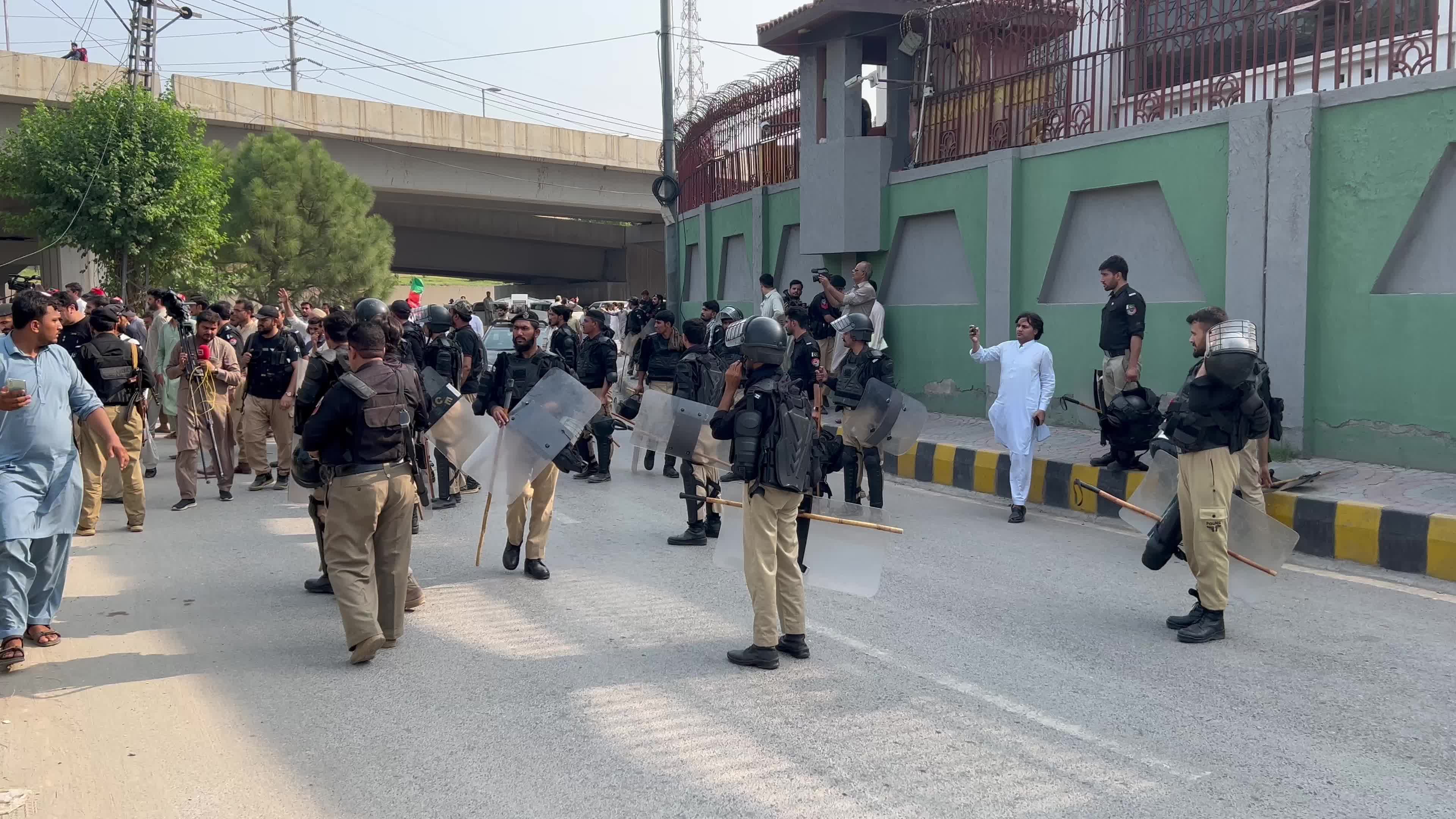 PTI protest outside KPK provincial assembly as Islamabad police arrest party leaders