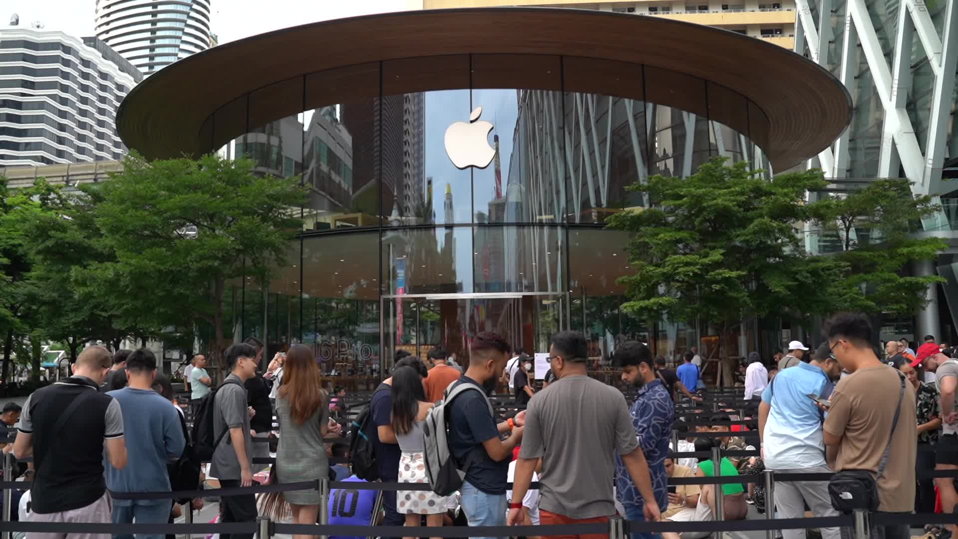 Apple Store In Thailand Shelves Hits IPhone 16.