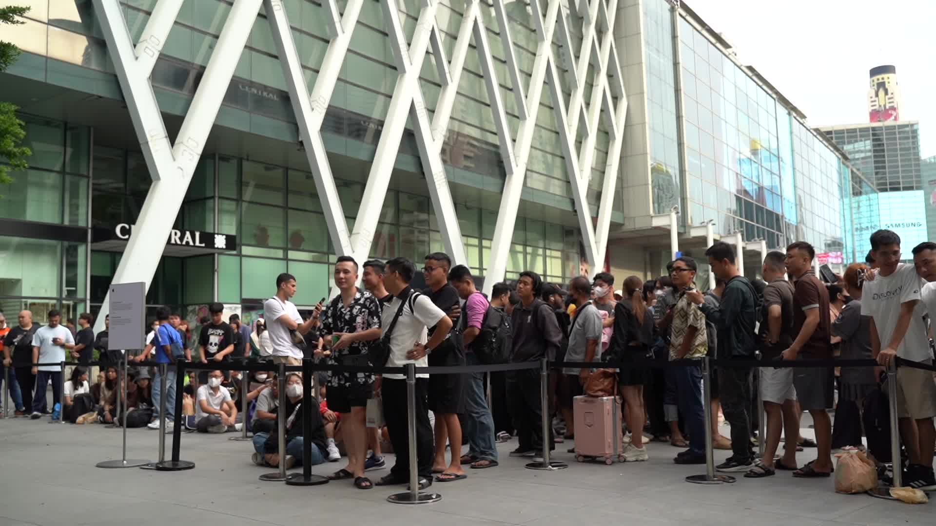 Apple Store In Thailand Shelves Hits IPhone 16.