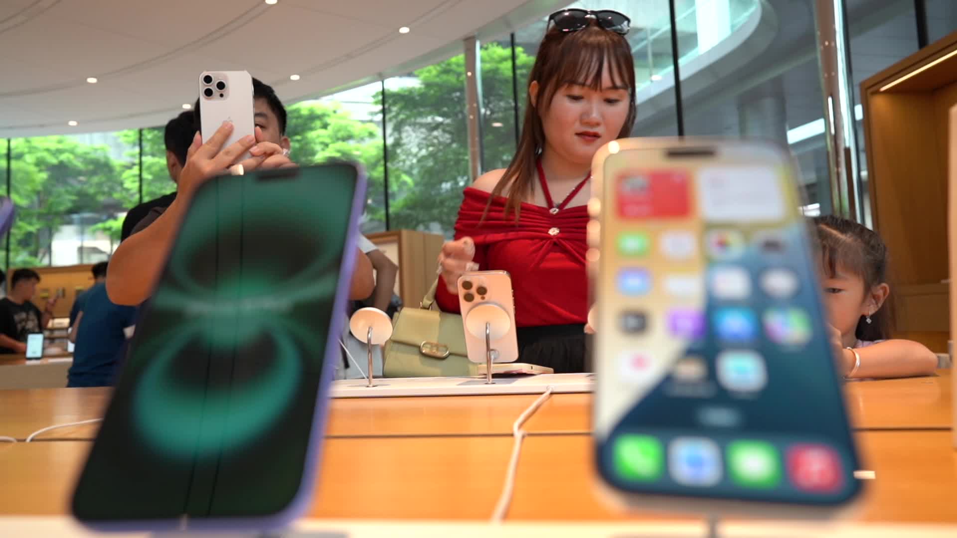 Apple Store In Thailand Shelves Hits IPhone 16.