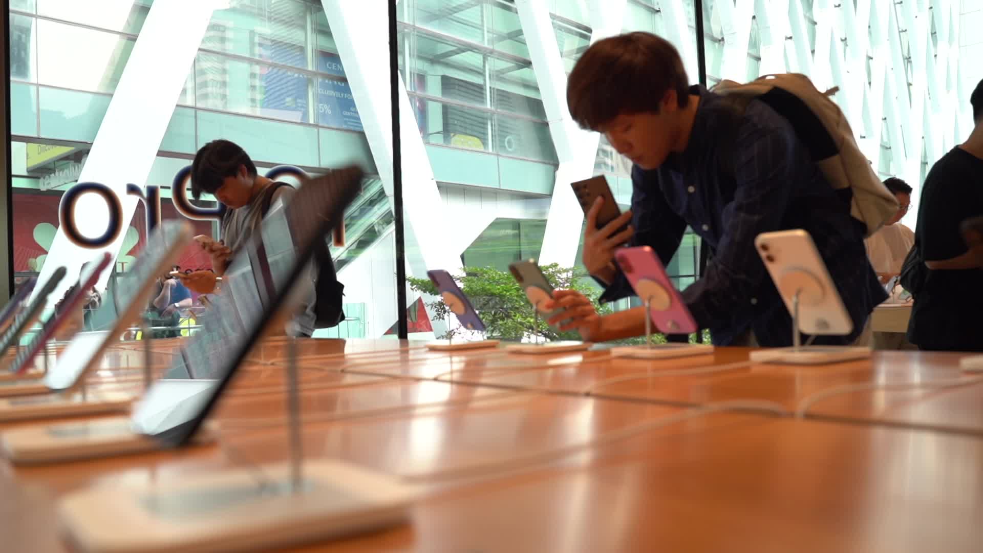 Apple Store In Thailand Shelves Hits IPhone 16.