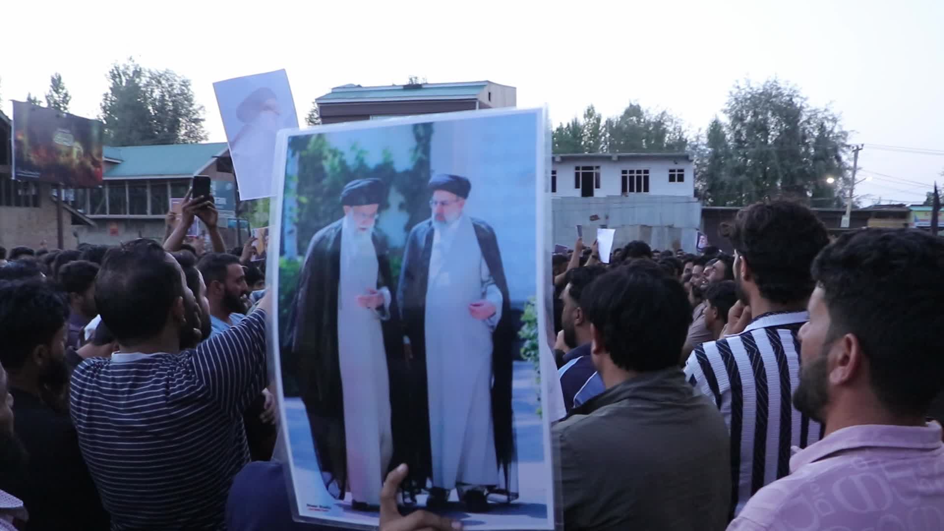 Kashmiri Shia Muslims Rally with Nasrallah's Posters After Hezbollah Confirms Leader's Death in Israeli Airstrikes