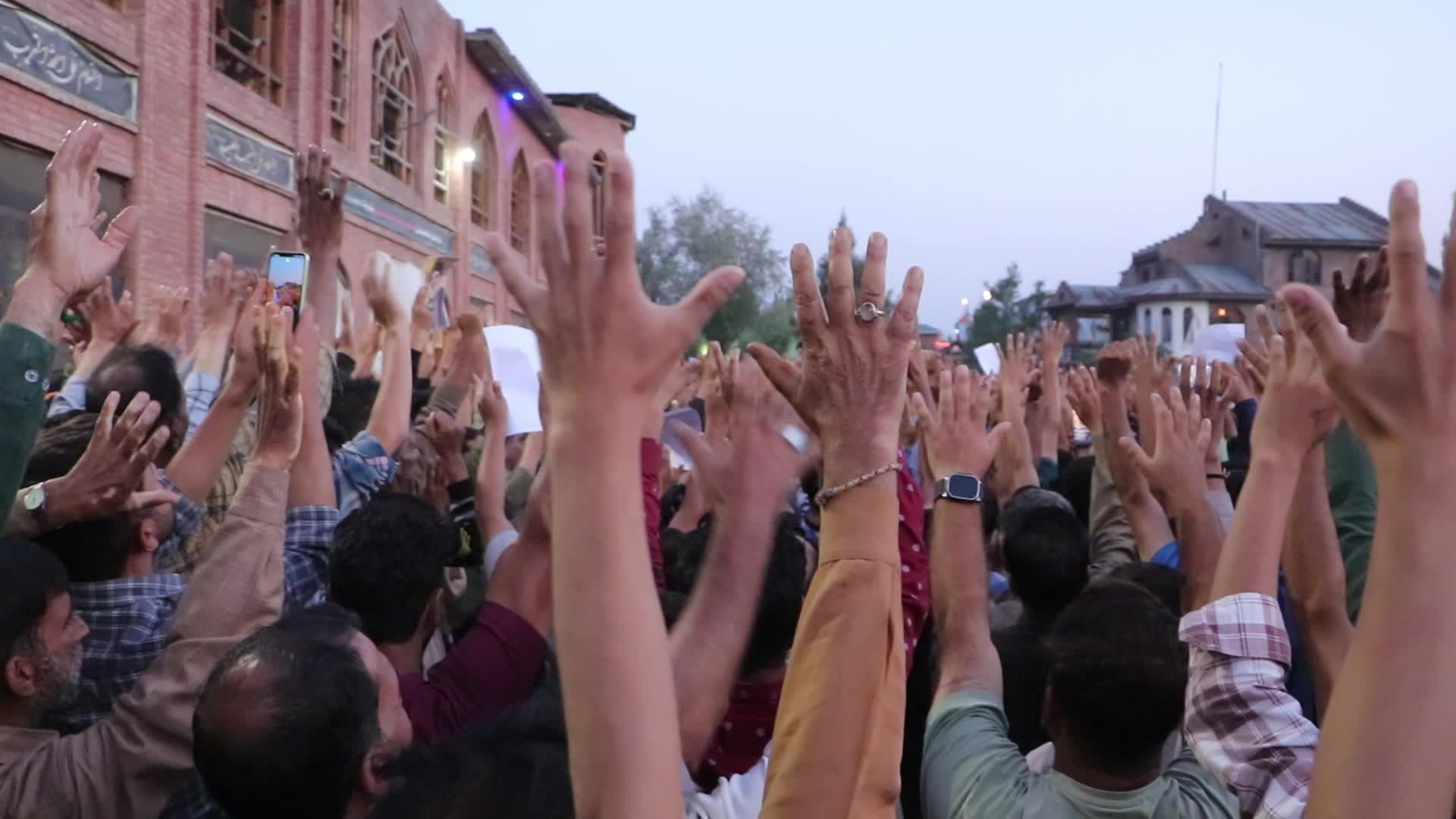 Kashmiri Shia Muslims Rally with Nasrallah's Posters After Hezbollah Confirms Leader's Death in Israeli Airstrikes