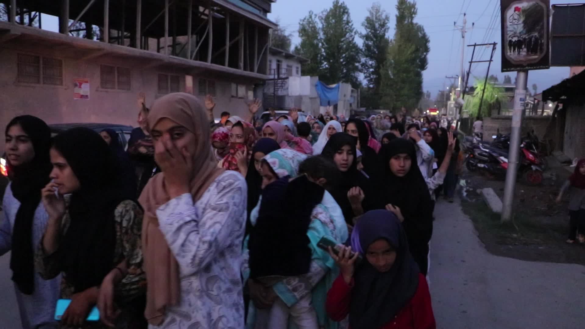 Kashmiri Shia Muslims Rally with Nasrallah's Posters After Hezbollah Confirms Leader's Death in Israeli Airstrikes