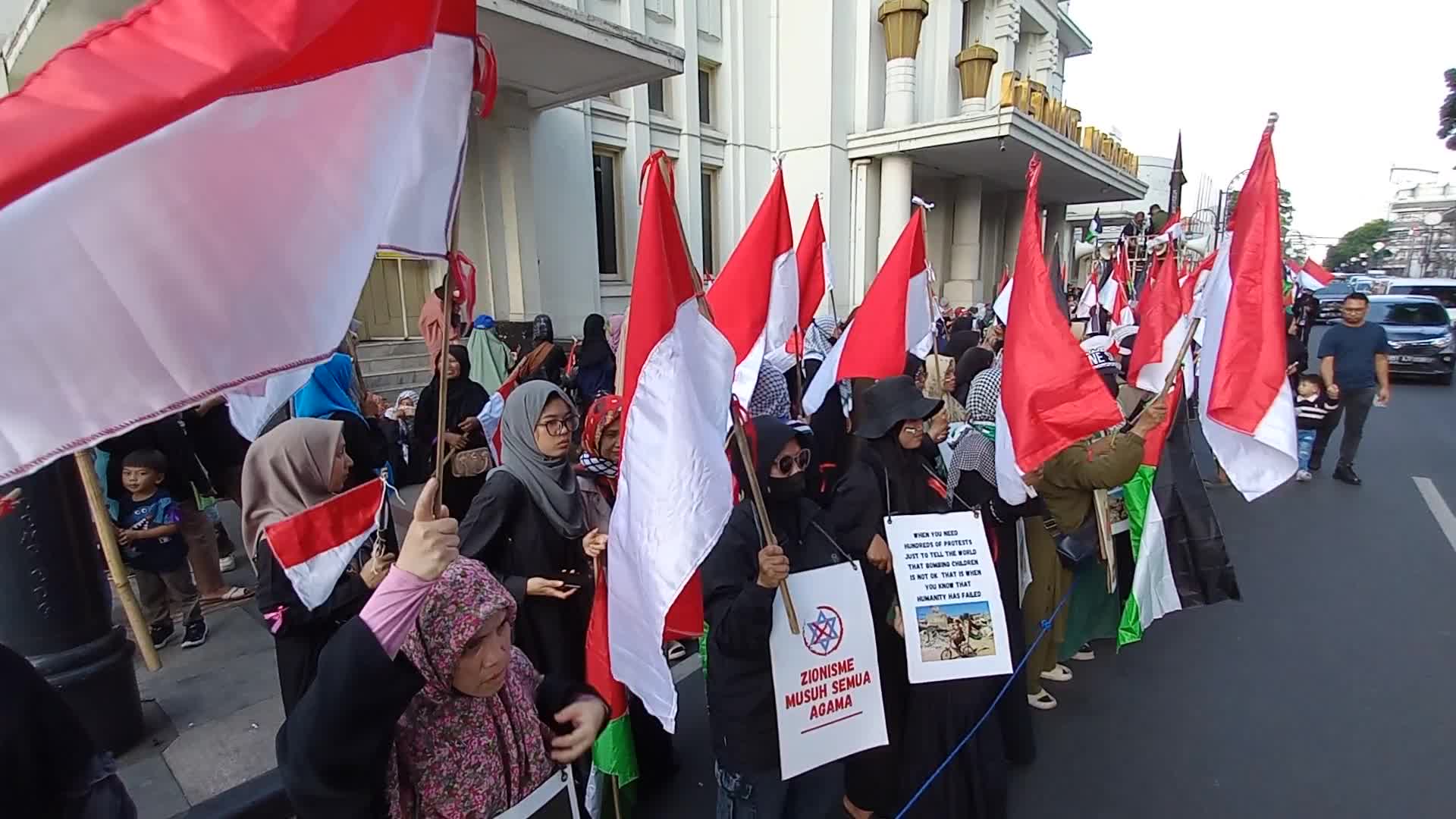 Pro-Palestine rally held in Indonesia marking 1 year since Israel's war with Hamas