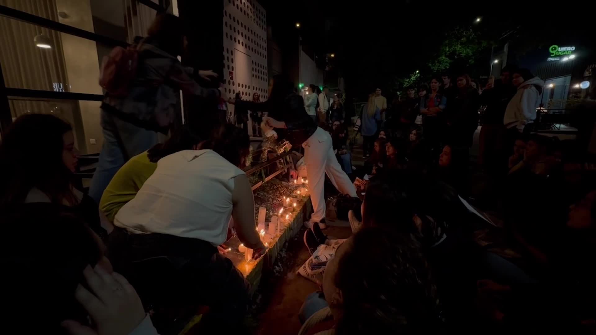  	Fans gather to mourn death of former One Direction star Liam Payne in Buenos Aires 