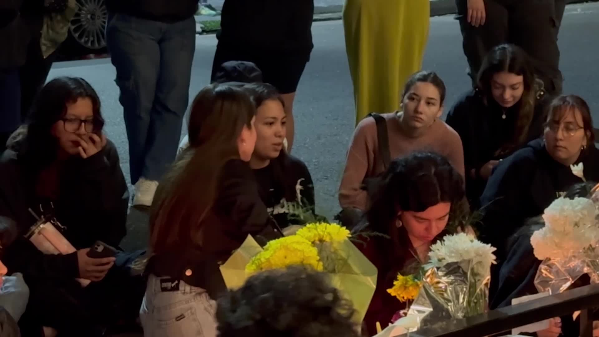  	Fans gather to mourn death of former One Direction star Liam Payne in Buenos Aires 