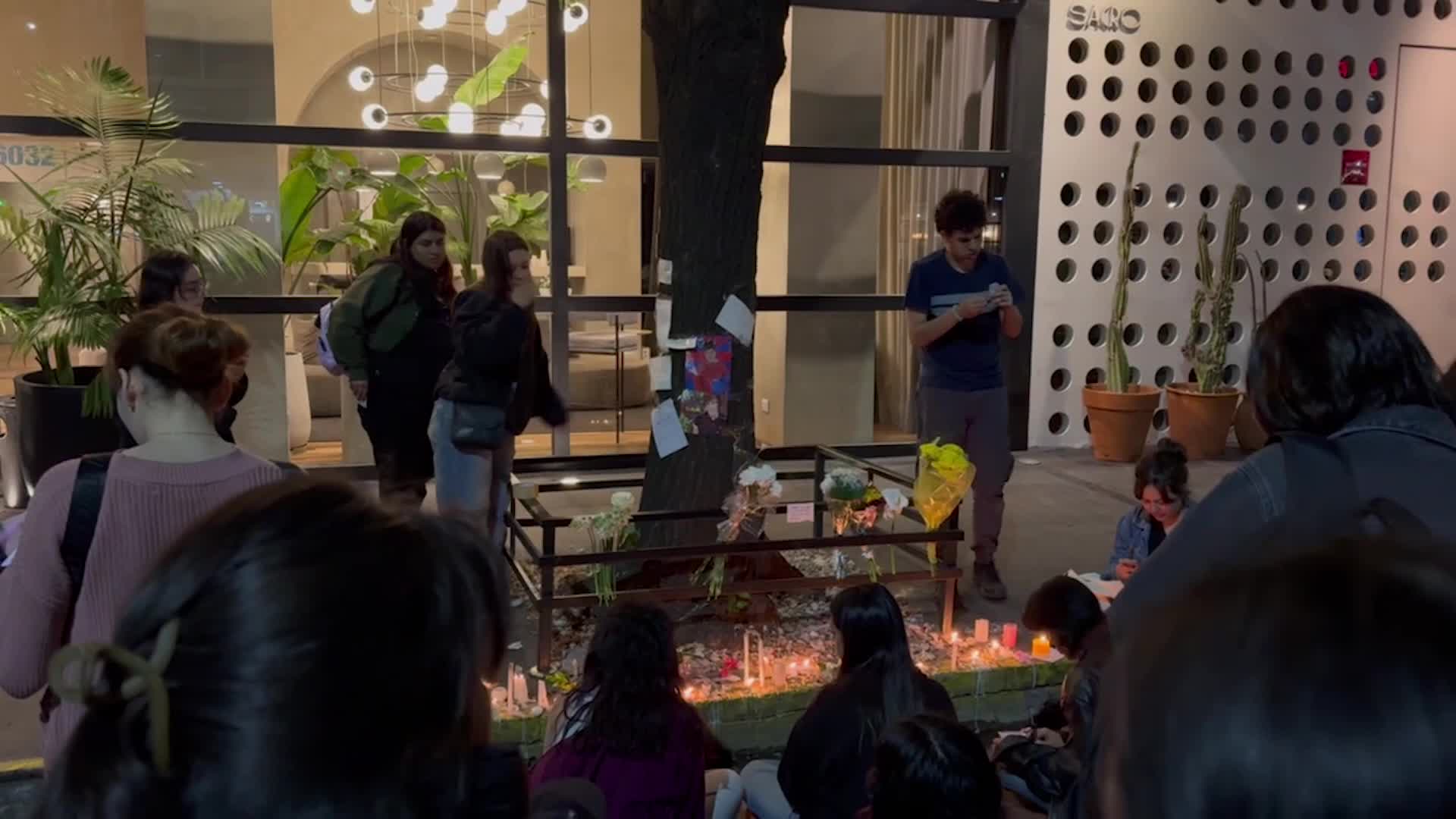  	Fans gather to mourn death of former One Direction star Liam Payne in Buenos Aires 
