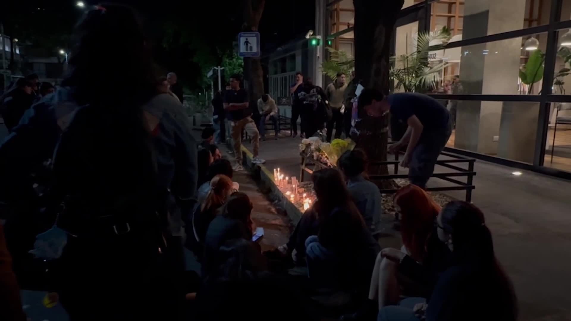  	Fans gather to mourn death of former One Direction star Liam Payne in Buenos Aires 