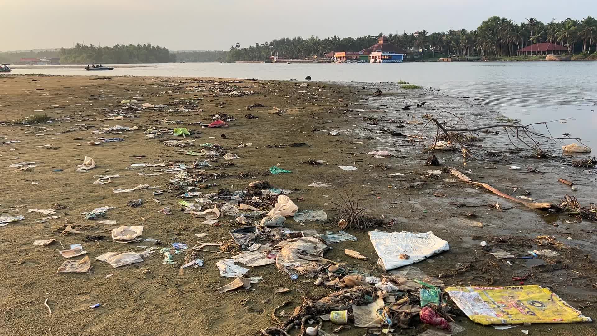 Trash and filth along Paruthiyoor Beach