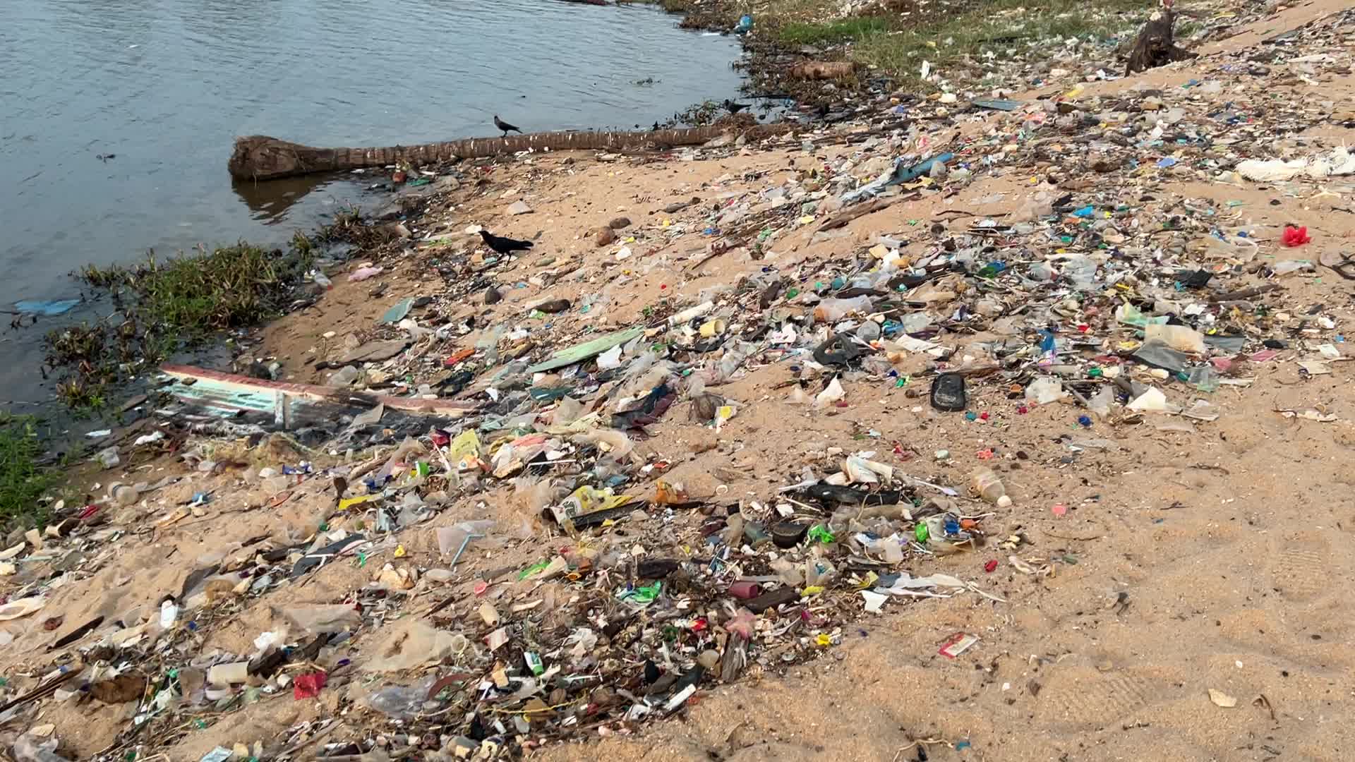 Trash and filth along Paruthiyoor Beach