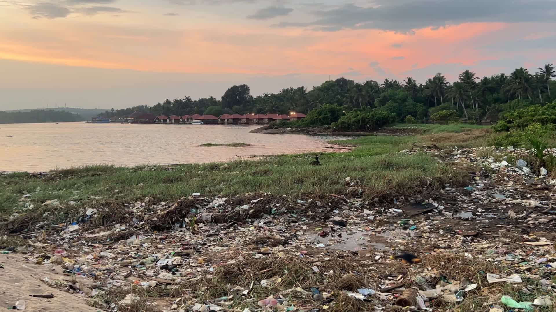 Trash and filth along Paruthiyoor Beach