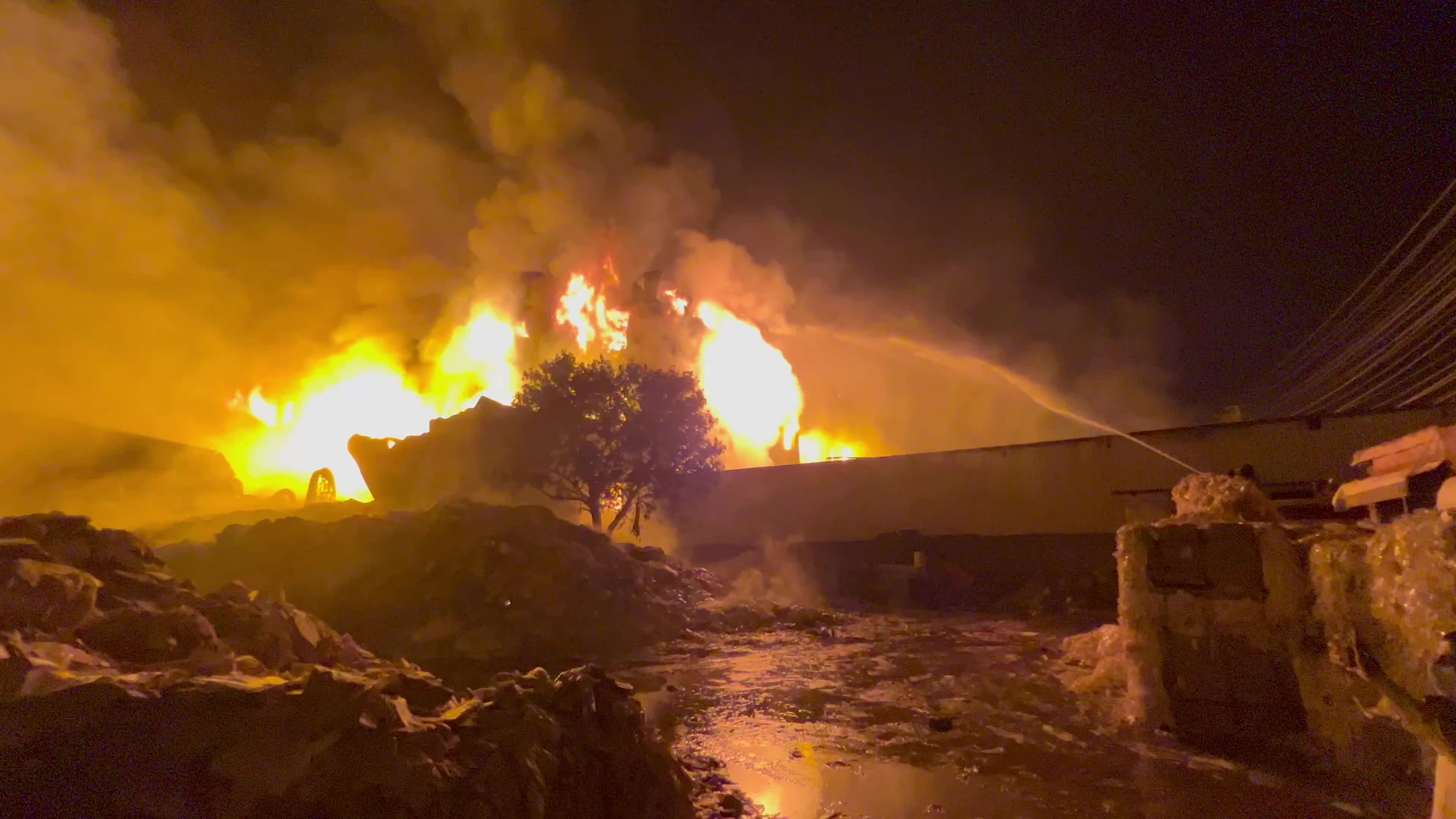 Fire broke out in dyper factory in Peshawar, Pakistan
