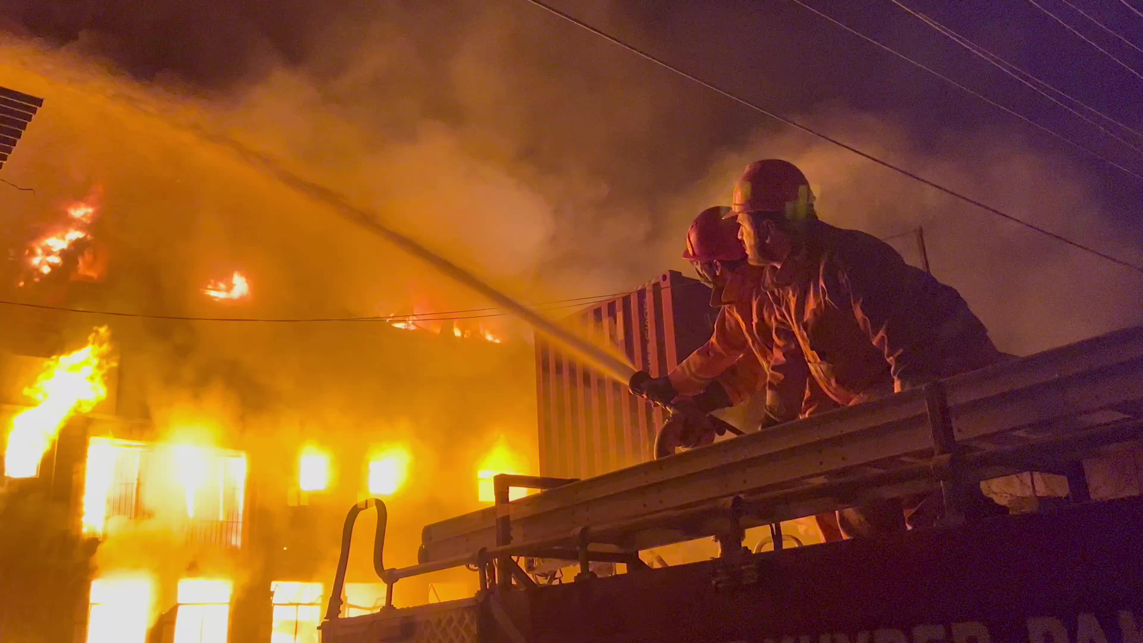 Fire broke out in dyper factory in Peshawar, Pakistan
