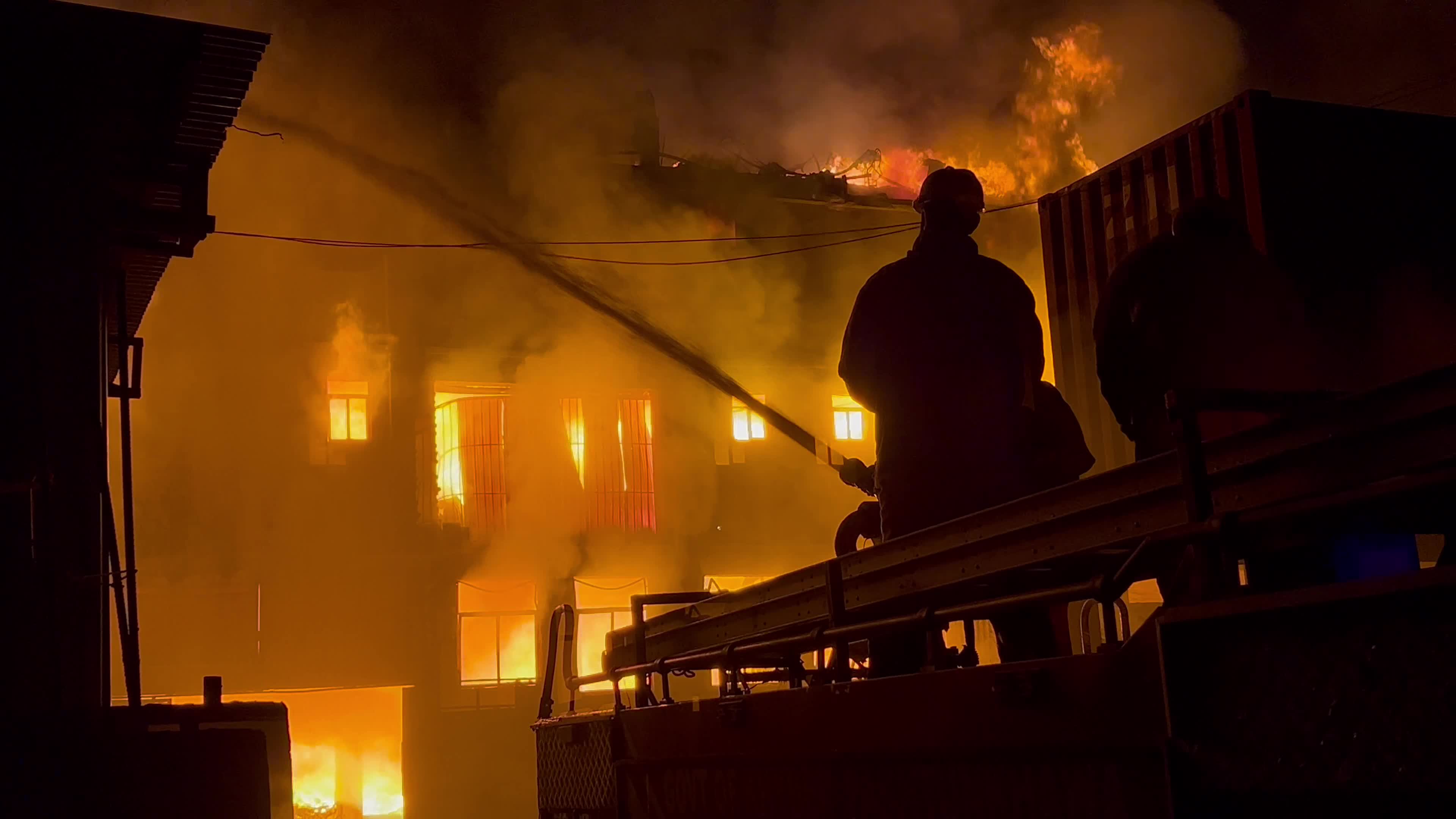 Fire broke out in dyper factory in Peshawar, Pakistan
