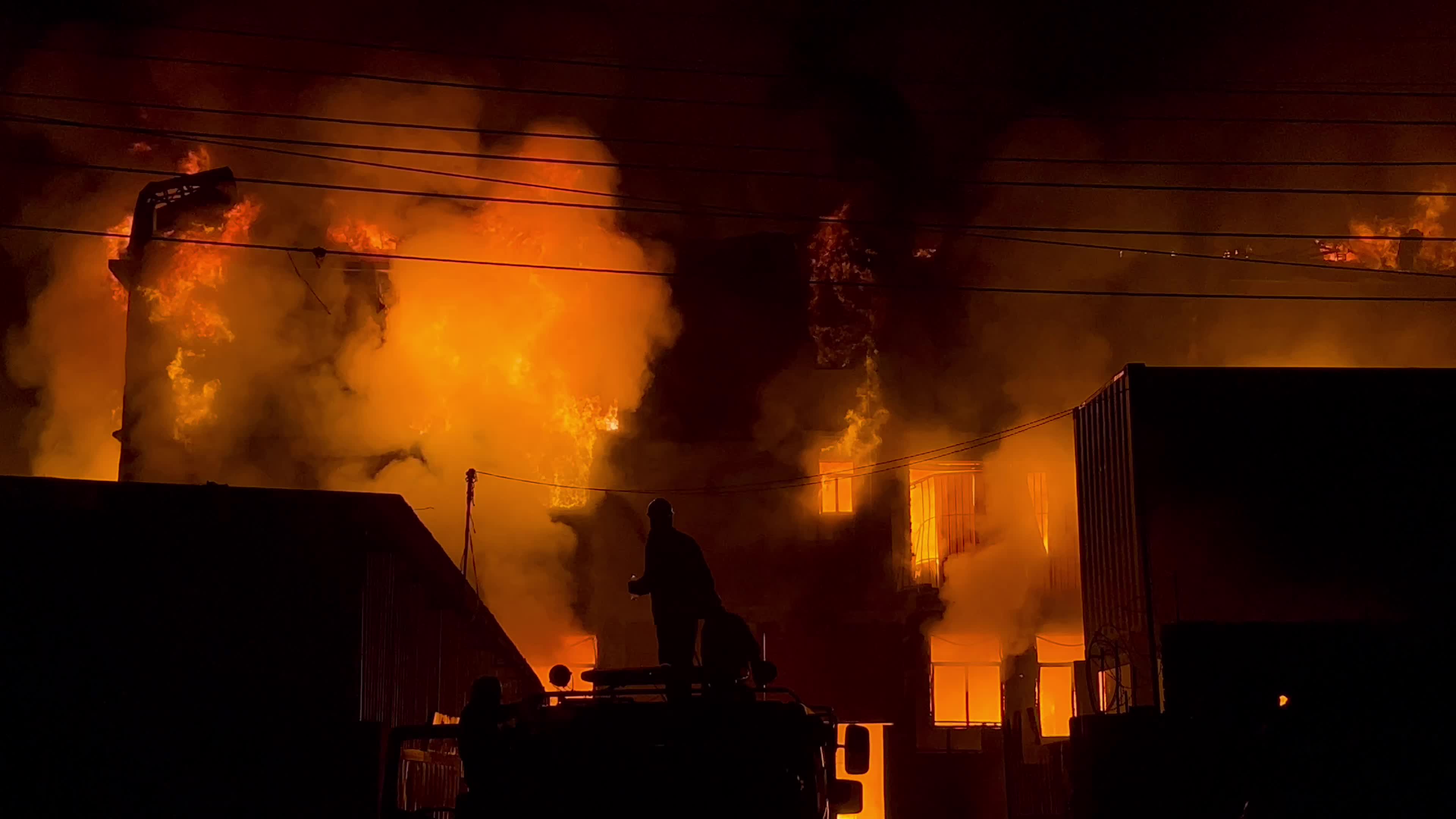 Fire broke out in dyper factory in Peshawar, Pakistan
