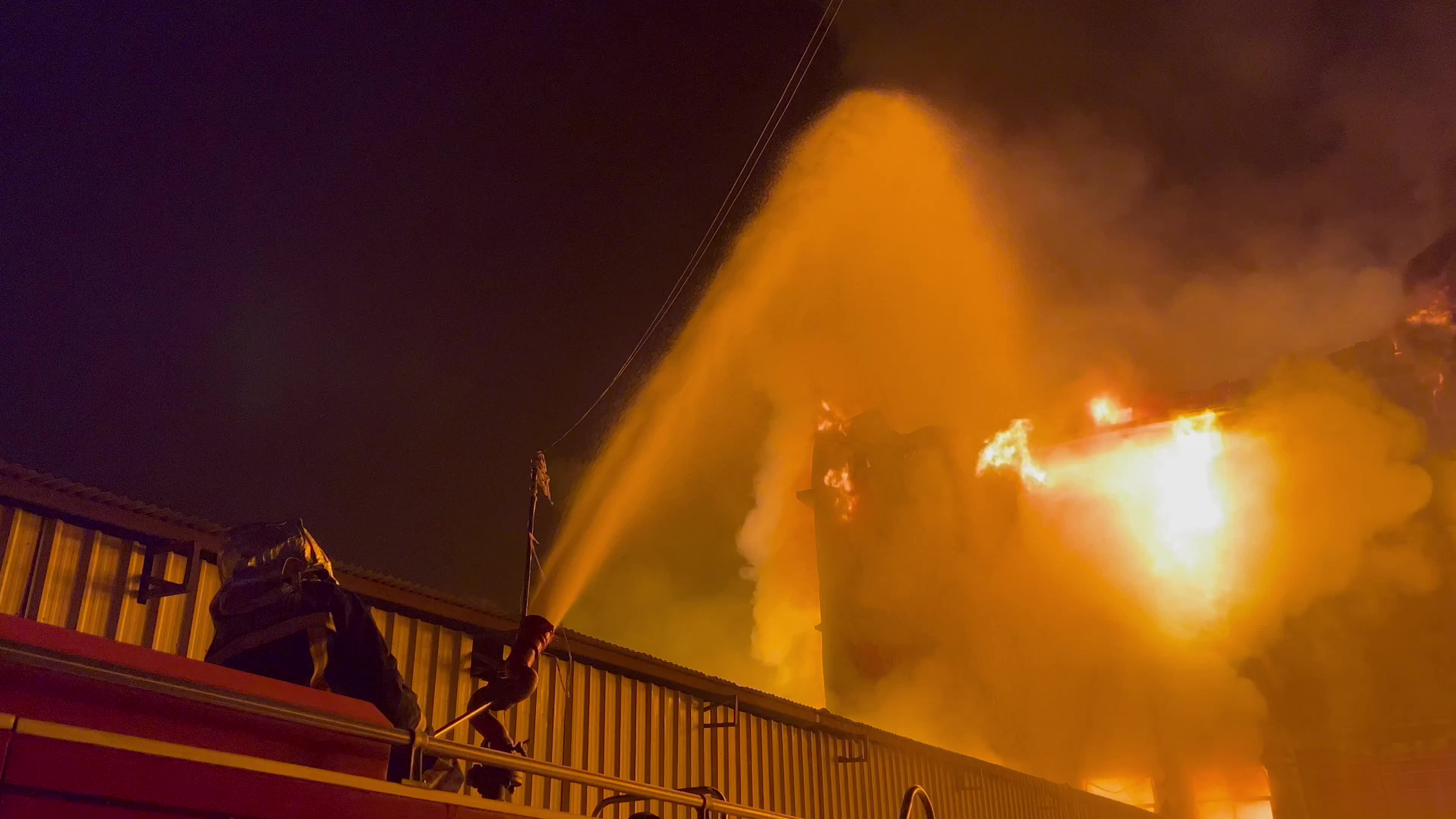 Fire broke out in dyper factory in Peshawar, Pakistan
